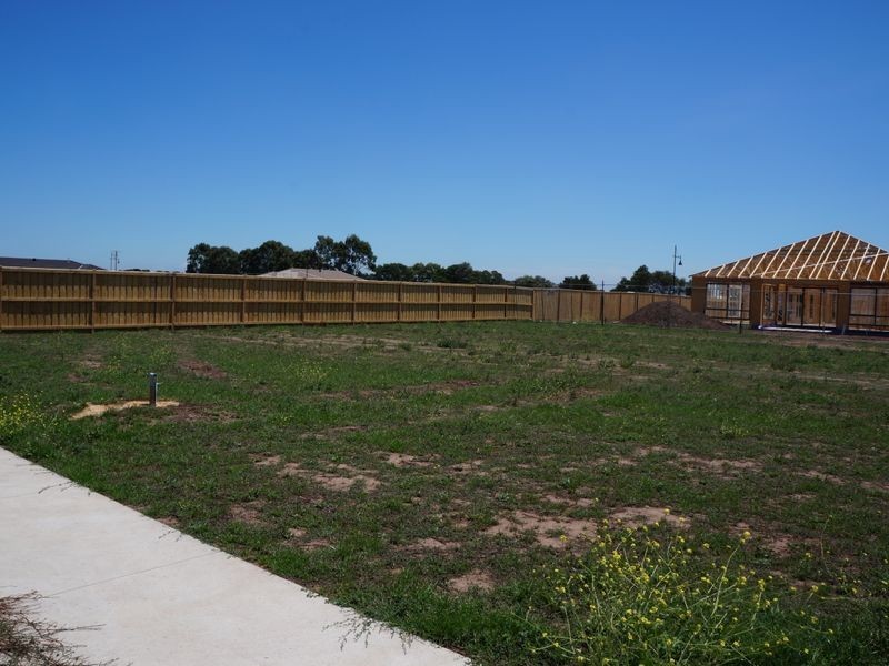 8 Surkitt Boulevard, Sale VIC 3850