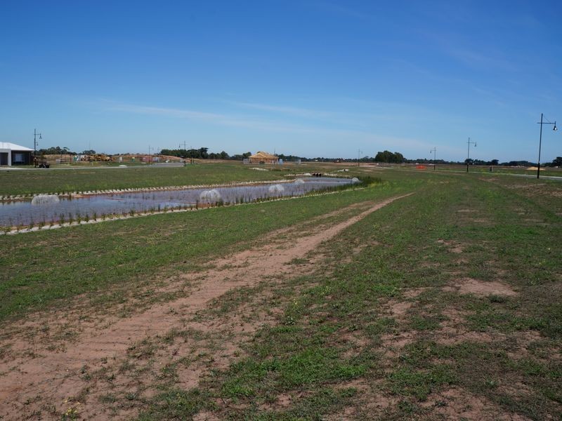 8 Surkitt Boulevard, Sale VIC 3850