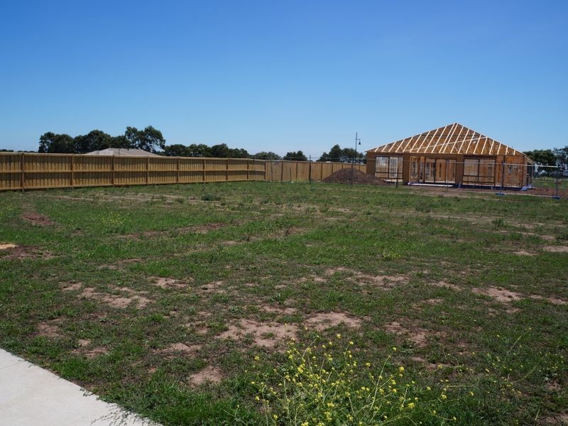 8 Surkitt Boulevard, Sale VIC 3850