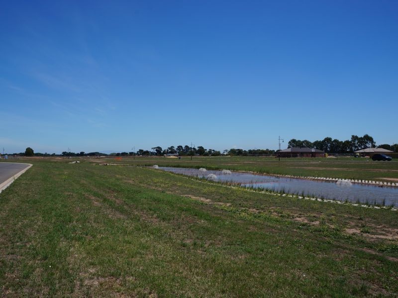 8 Surkitt Boulevard, Sale VIC 3850