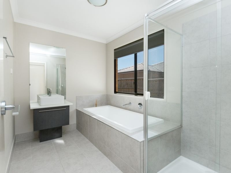 13 Ruthberg Drive, Sale VIC 3850