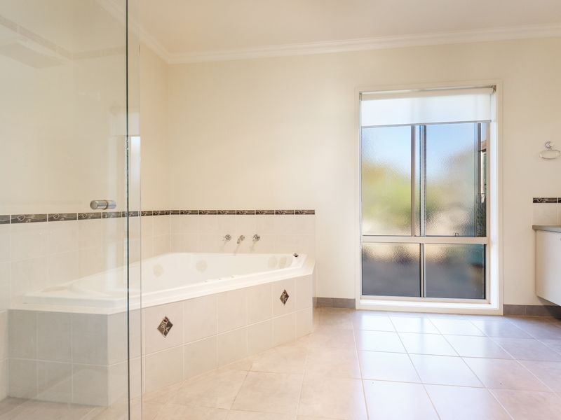 56 William Court, Longford VIC 3851