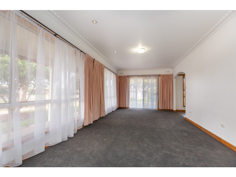 18 Valentine Crescent, Sale VIC 3850