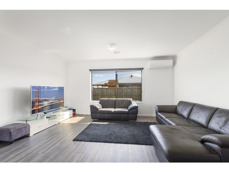 10 Surkitt Boulevard, Sale VIC 3850