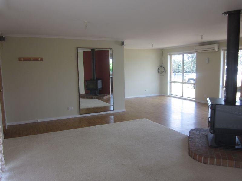 13 LLowalong Road, Stratford VIC 3862