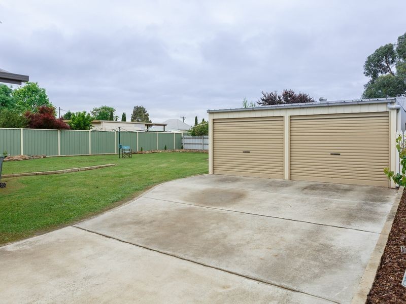 24 Jones Street, Stratford VIC 3862