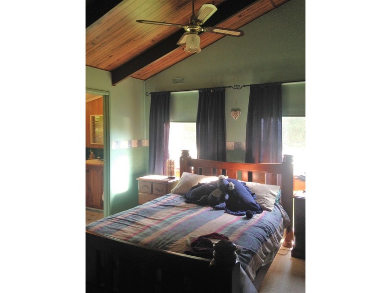 327 Redbank Road, Stratford VIC 3862