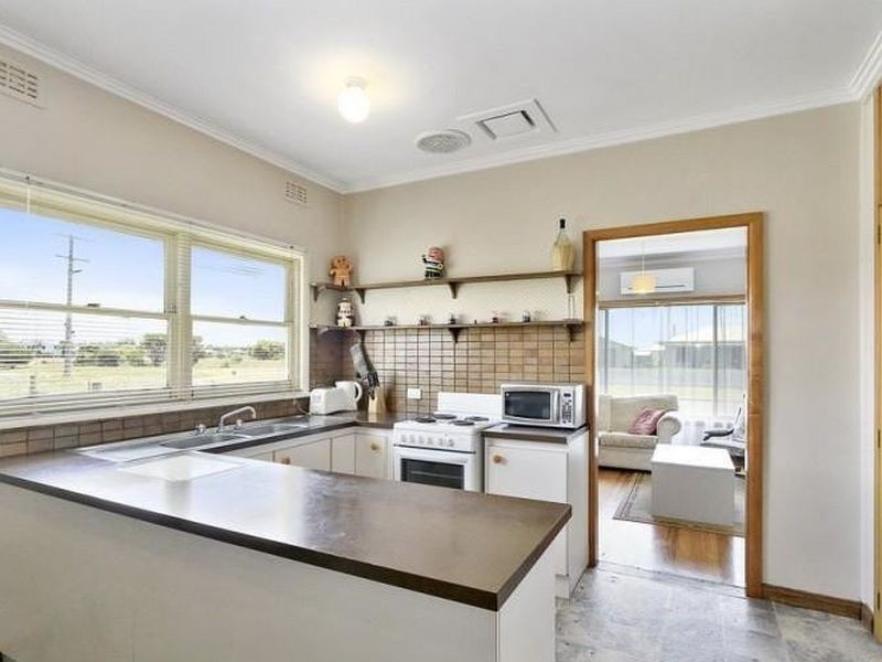 10 Centre Road, Seaspray VIC 3851