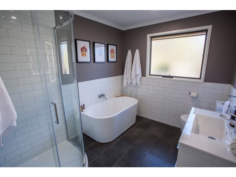 16 Yvette Close, Sale VIC 3850