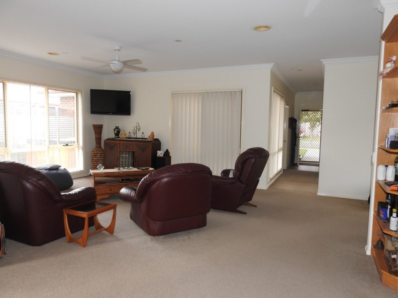 8 Woodburne Drive, Sale VIC 3850