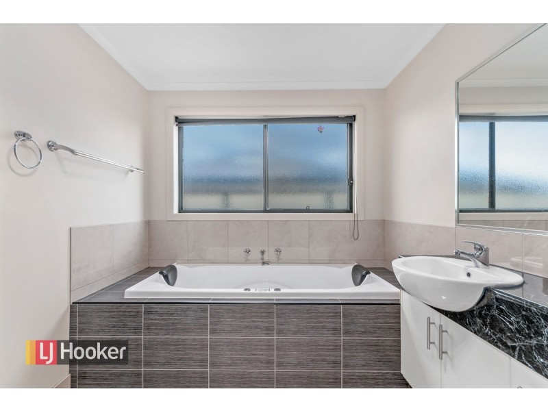 11 Lee Street, Stratford VIC 3862