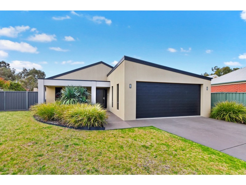 26 Mark Avenue, Sale VIC 3850