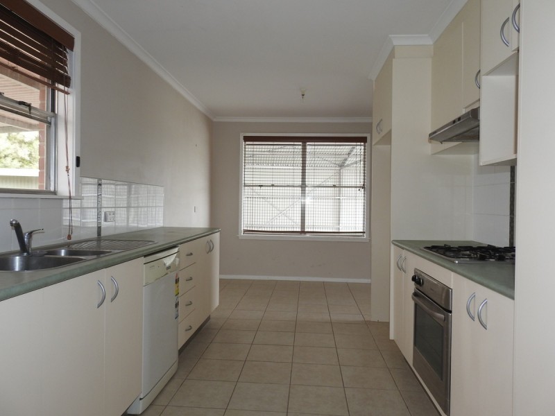 16 Glomar Grove, Sale VIC 3850