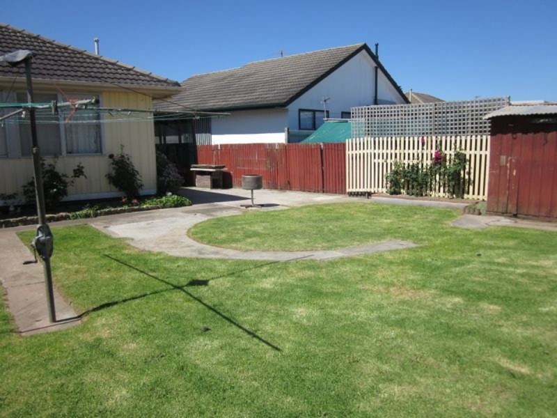 28 Overend Crescent, Sale VIC 3850