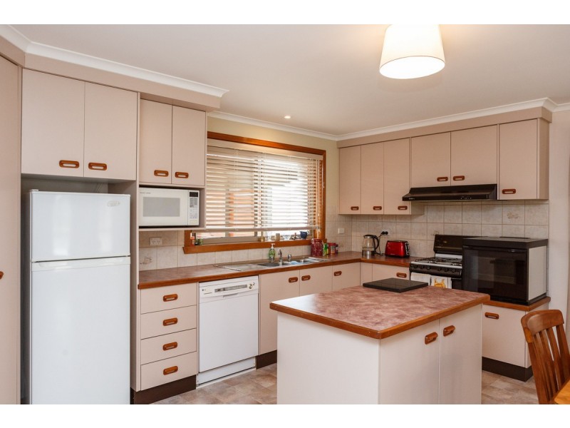 24 Jones Street, Stratford VIC 3862