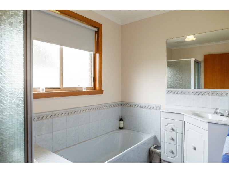 24 Jones Street, Stratford VIC 3862