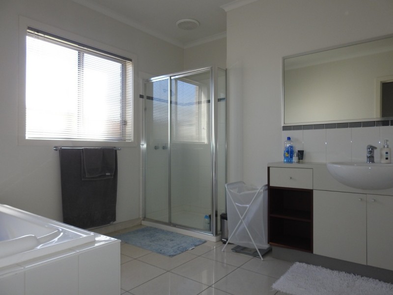 1/4 James Court, Sale VIC 3850