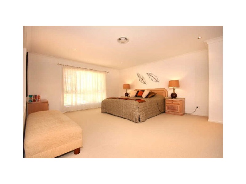 8 Grandview Tce, Tallai QLD 4213