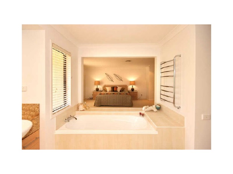 8 Grandview Tce, Tallai QLD 4213