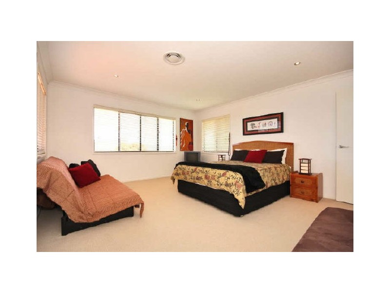 8 Grandview Tce, Tallai QLD 4213