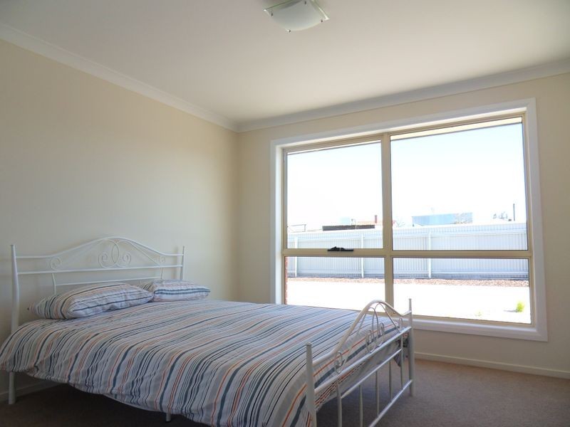 2/7 Athol Street, Somerset TAS 7322