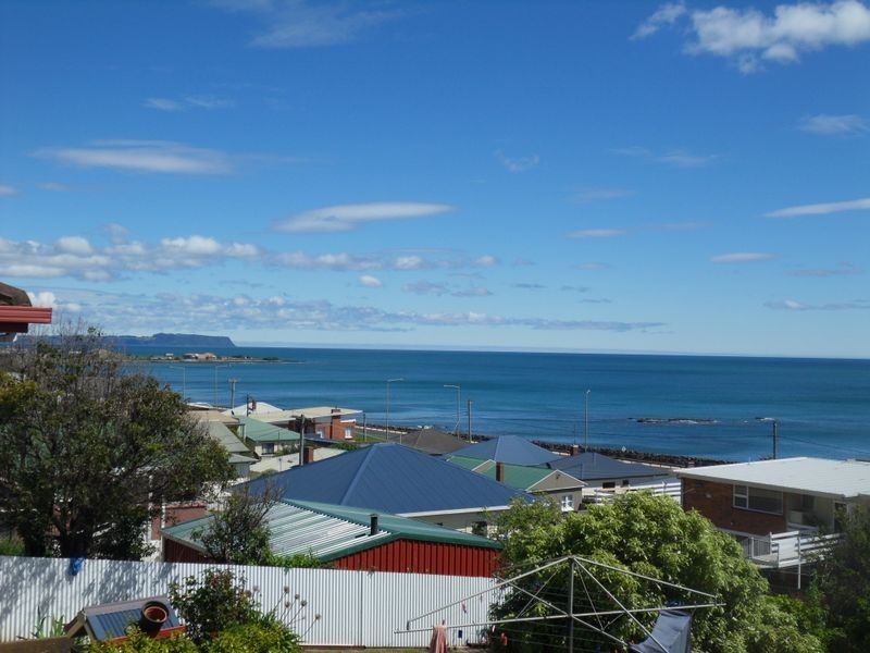 8 Bay Street, Parklands TAS 7320