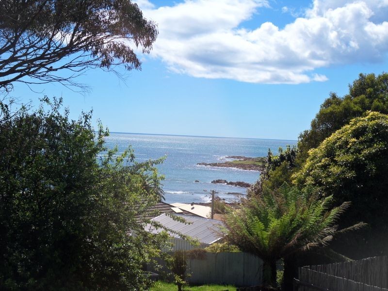8 Bay Street, Parklands TAS 7320