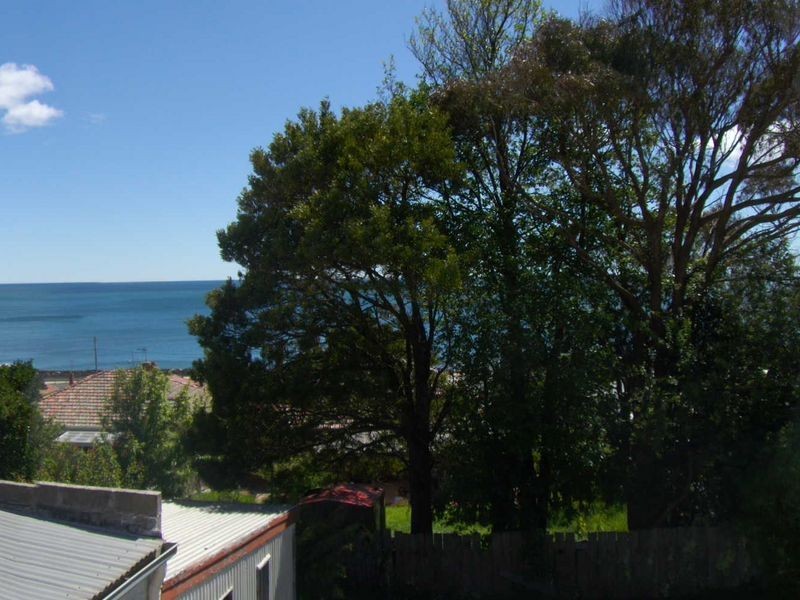 8 Bay Street, Parklands TAS 7320