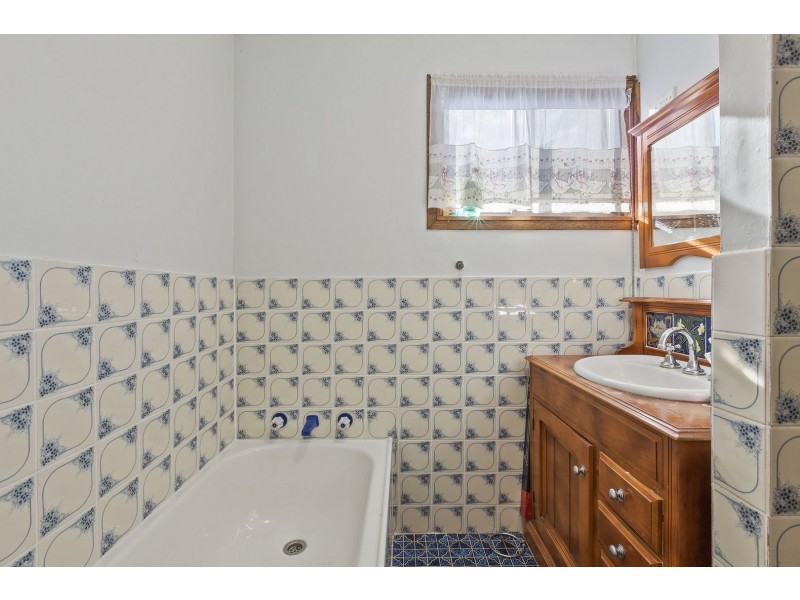 13 Illawong Road, Summerland Point NSW 2259