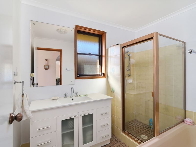 11 Gilbert Avenue, Gorokan NSW 2263