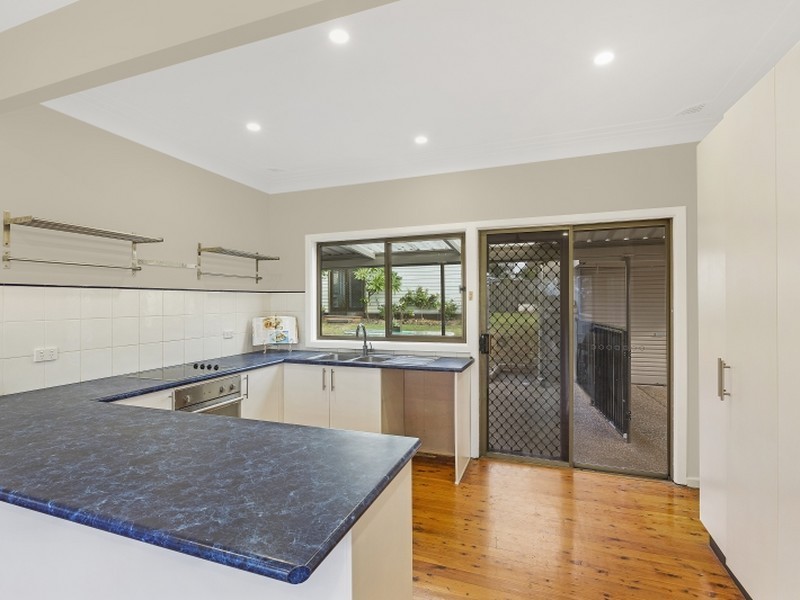 15 Greenway Avenue, Mannering Park NSW 2259