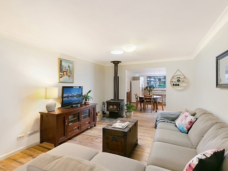 6 Malvina Pde, Gorokan NSW 2263