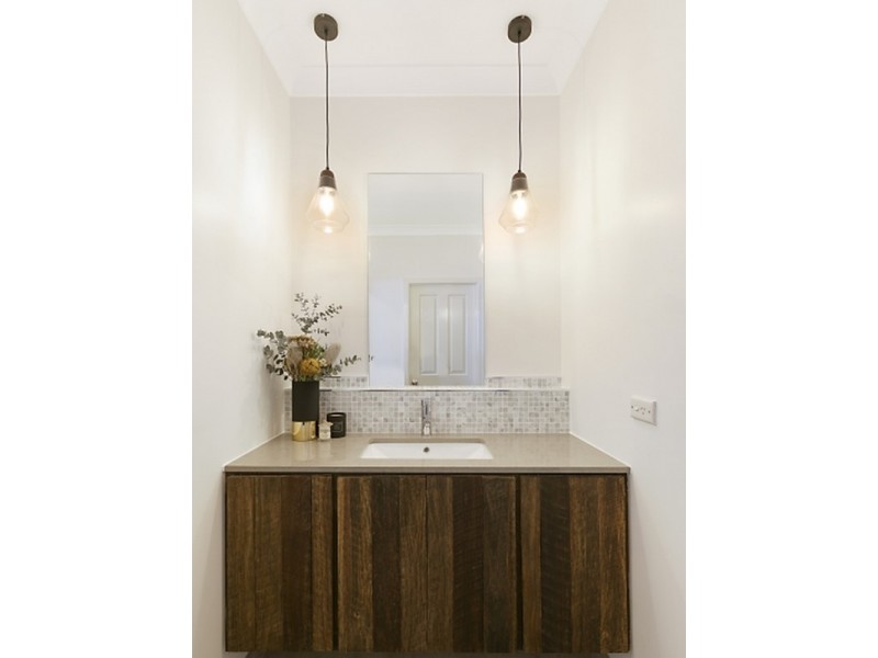 6 Malvina Pde, Gorokan NSW 2263
