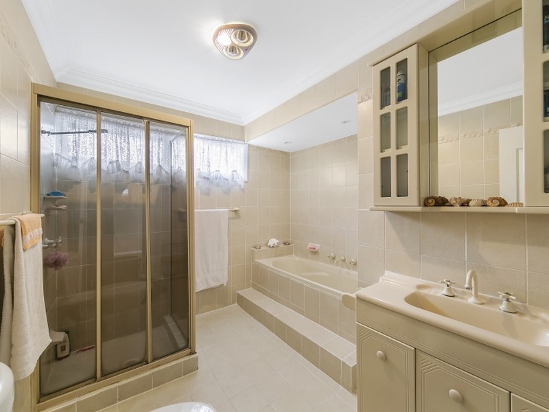 10 Griffiths Street, Mannering Park NSW 2259