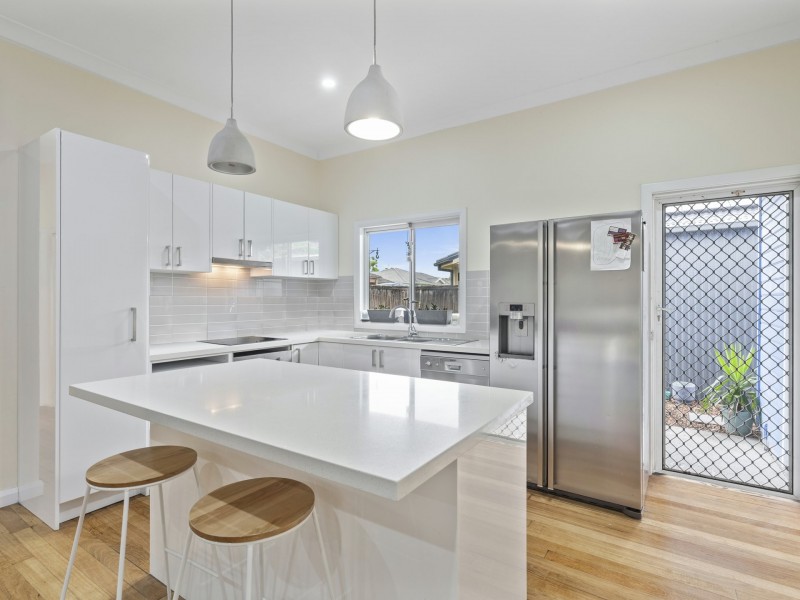 21 Elizabeth Bay Drive, Lake Munmorah NSW 2259