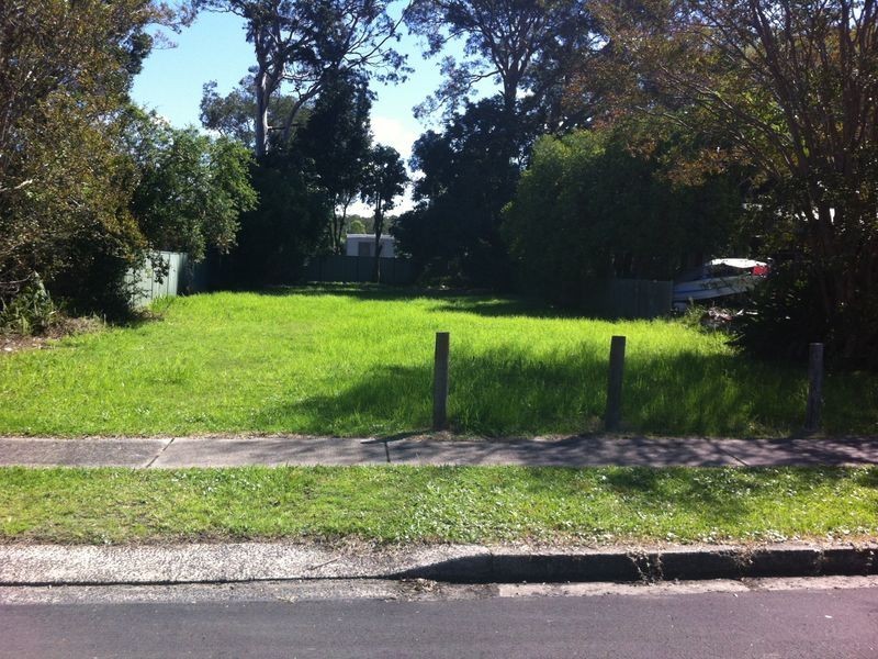 8 Cadonia Road, Tuggerawong NSW 2259
