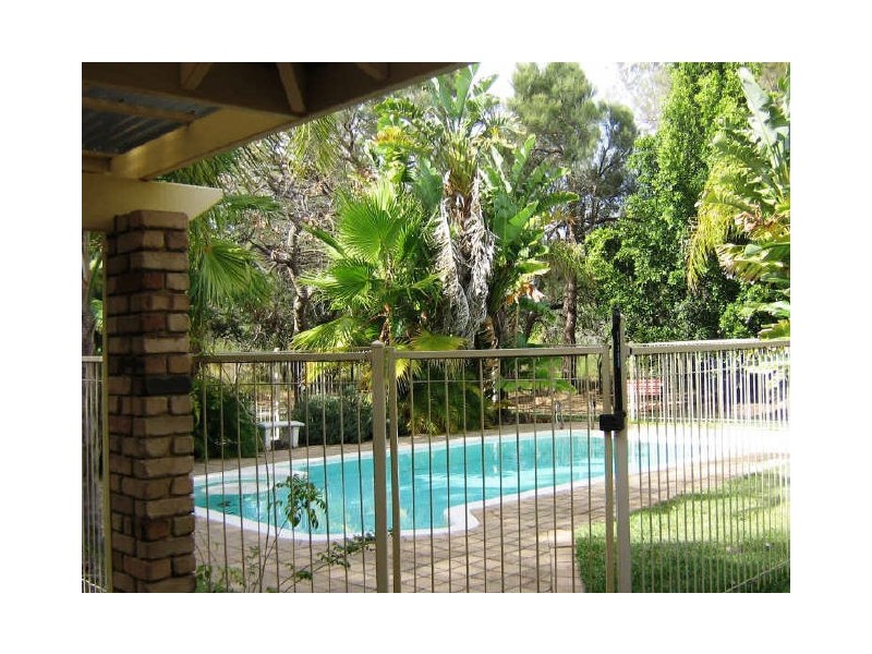 28 Honeysuckle Grove, Carramar WA 6031