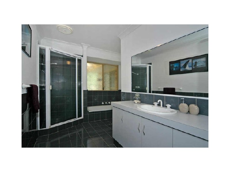 28 Honeysuckle Grove, Carramar WA 6031