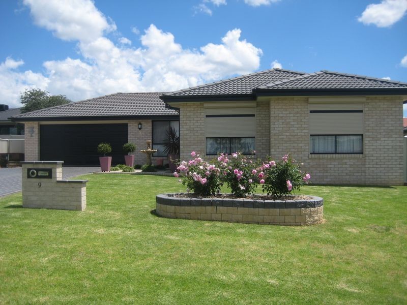 9 Stanley Close, Westdale NSW 2340