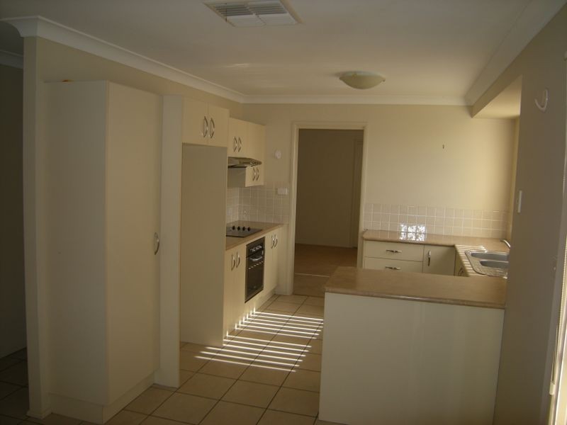 6 Stanley Close, Westdale NSW 2340