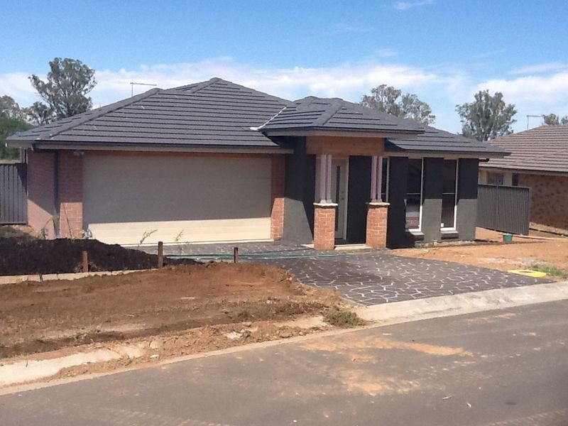 4 Regal Park Drive, Tamworth NSW 2340