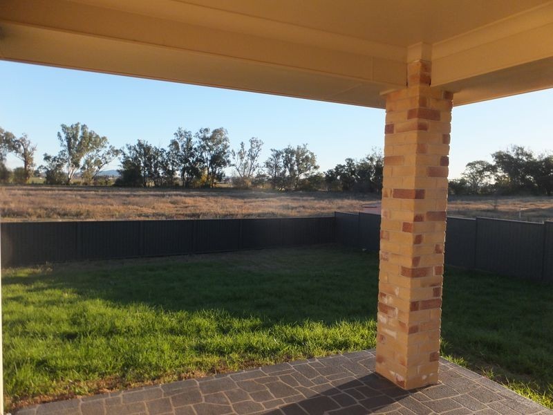 21 Regal Park Drive, Tamworth NSW 2340