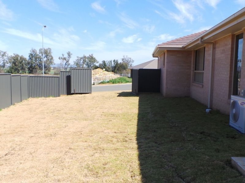 24 Regal Park Drive, Tamworth NSW 2340