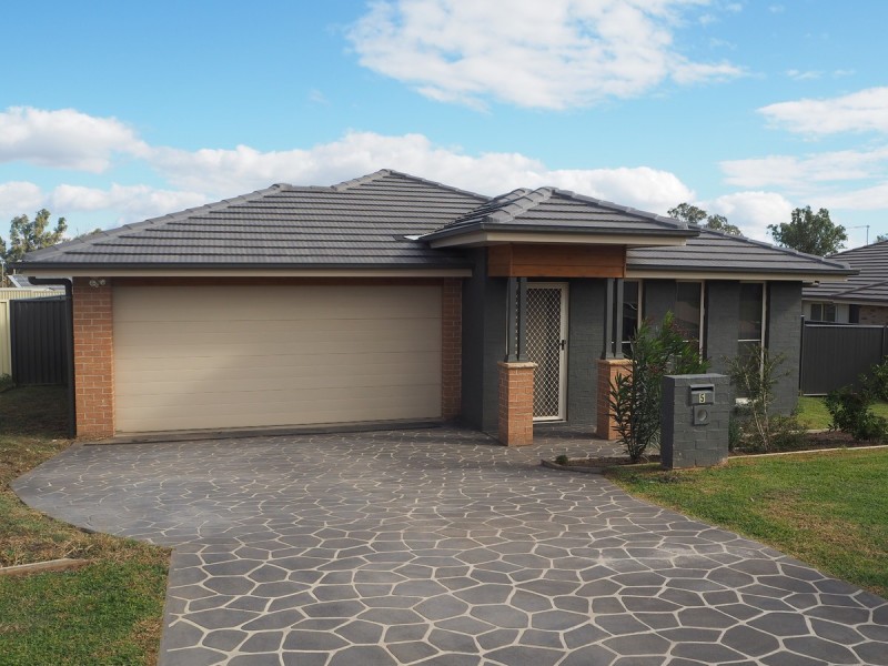 5 Regal Park Drive, Tamworth NSW 2340
