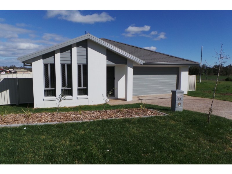 44 Tulipwood Cresent, Tamworth NSW 2340