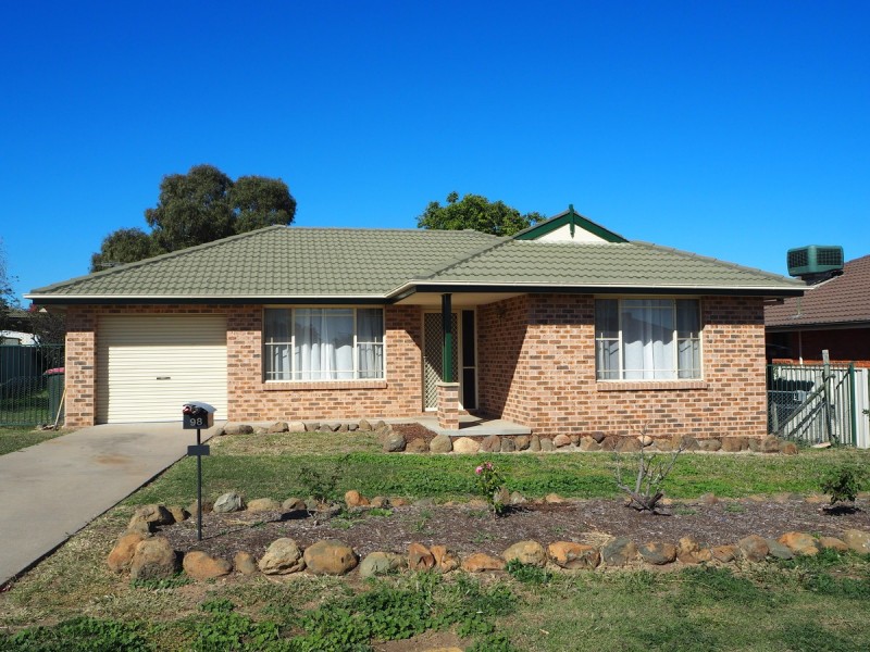 98 Morilla Street, Tamworth NSW 2340