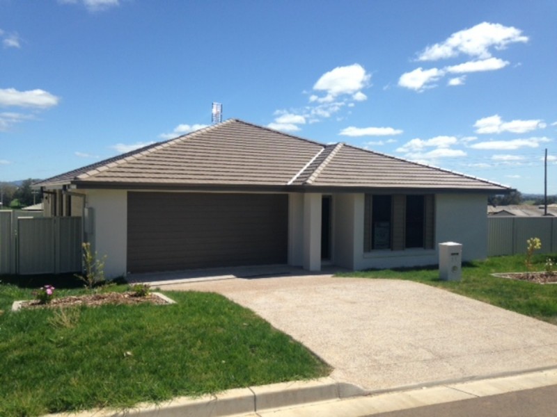 51 Tulipwood Crescent, Tamworth NSW 2340