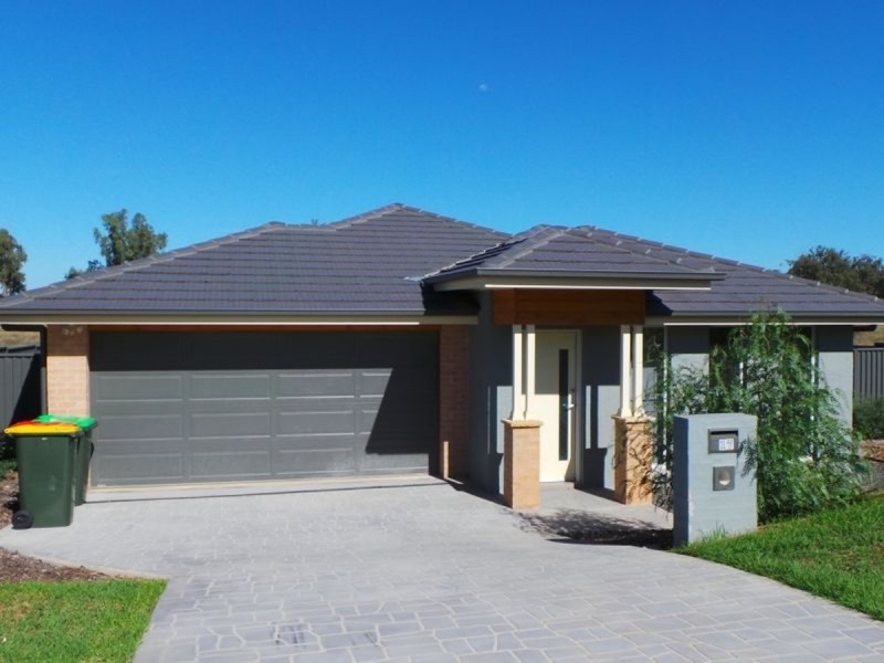17 Regal Park Drive, Tamworth NSW 2340