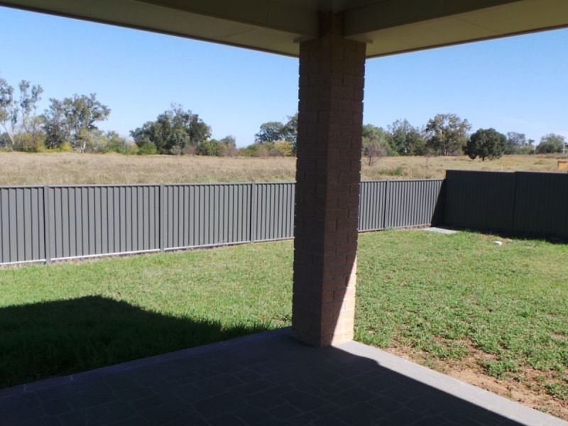 17 Regal Park Drive, Tamworth NSW 2340