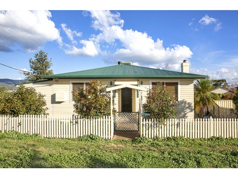 2 Laurel Street, Kootingal NSW 2352